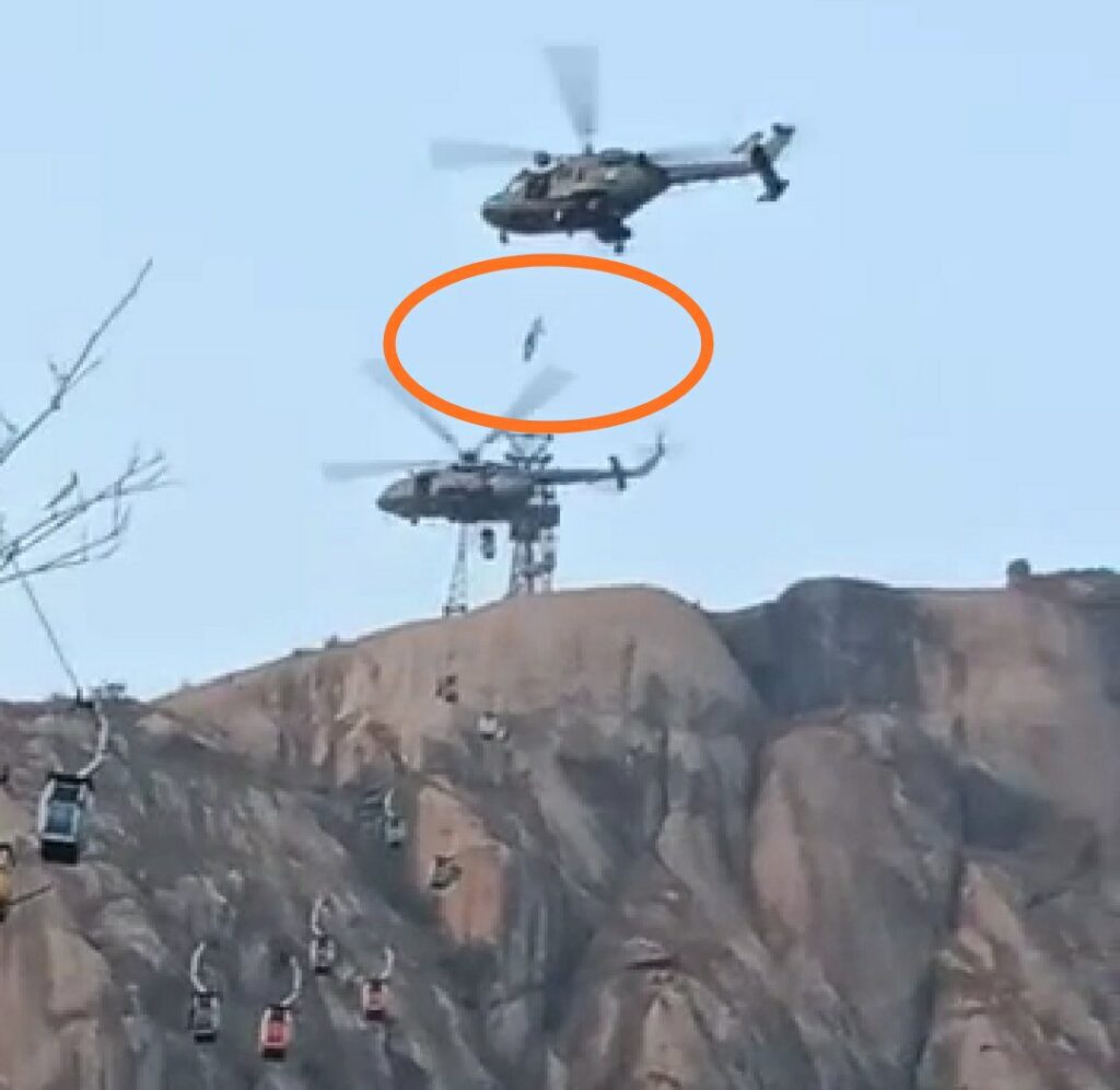 त्रिकुट पर्वत रोप-वे हादसा: हेलीकाप्टर से रेस्क्यू के वक्त सेफ्टी बेल्ट टूटने से गिरा पर्यटक, हालत गंभीर - bnnbharat.com